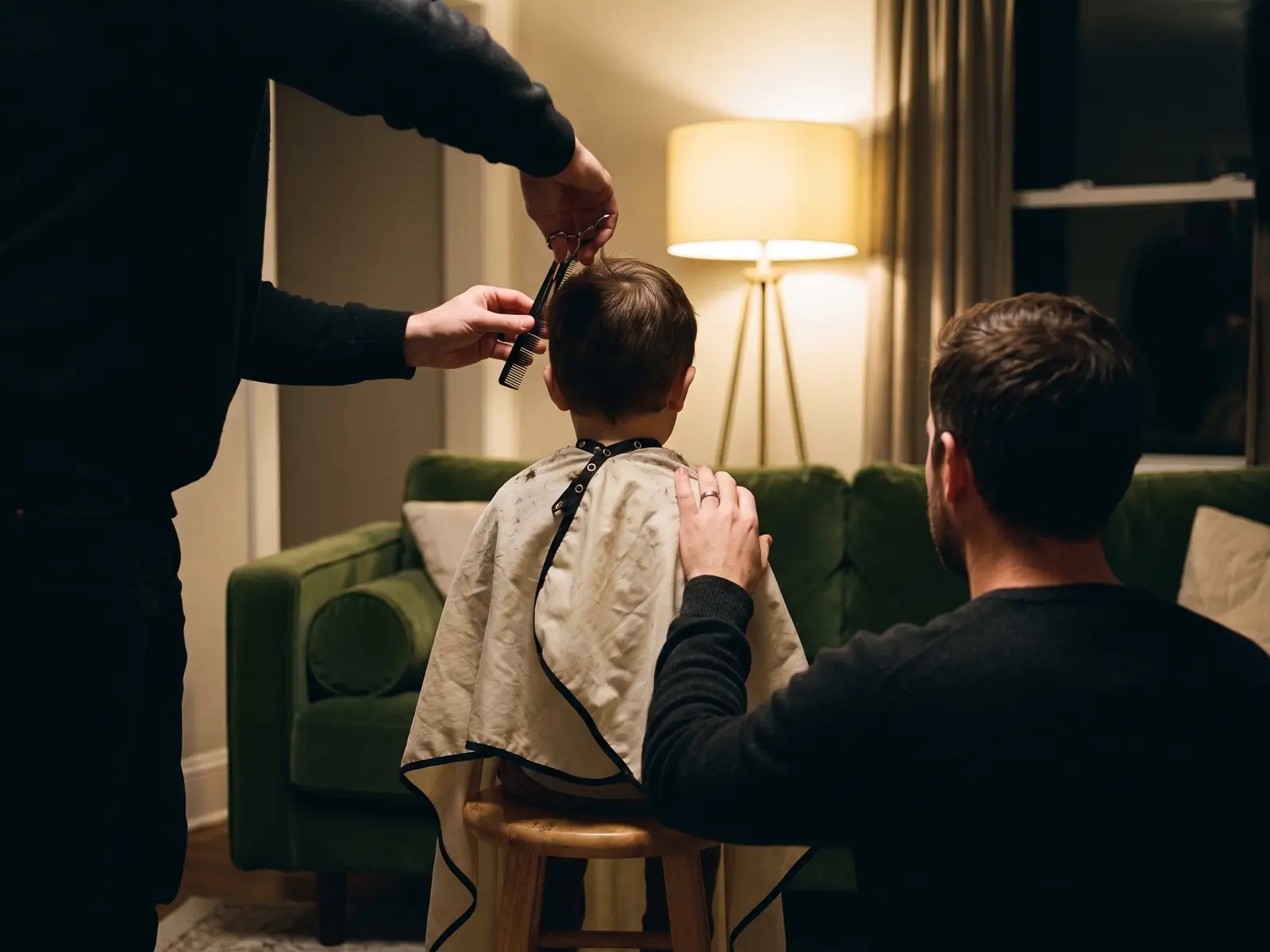 Corte de pelo para niño en casa junto a su papá